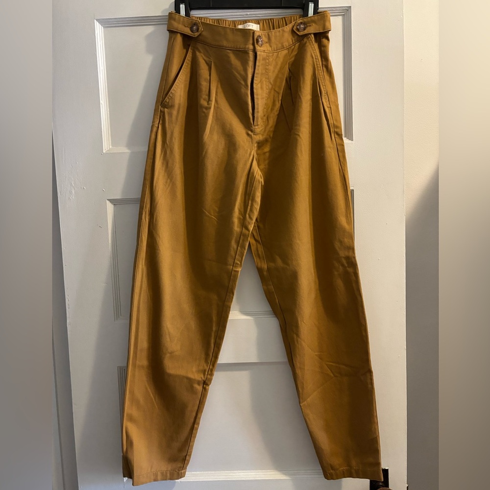 Ann Taylor LOFT. Size 0 tapered leg pull on pants with tab buttons. Cotton.